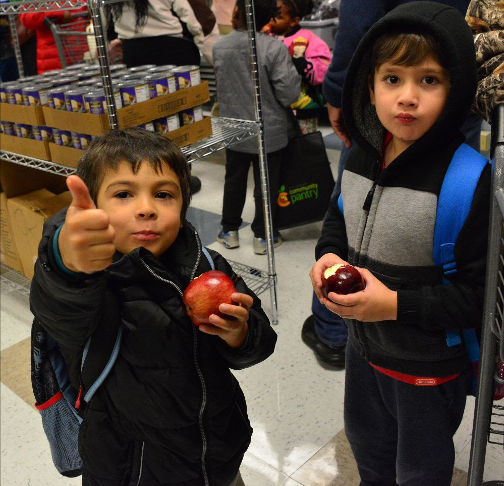 kids thumbs up eating apples